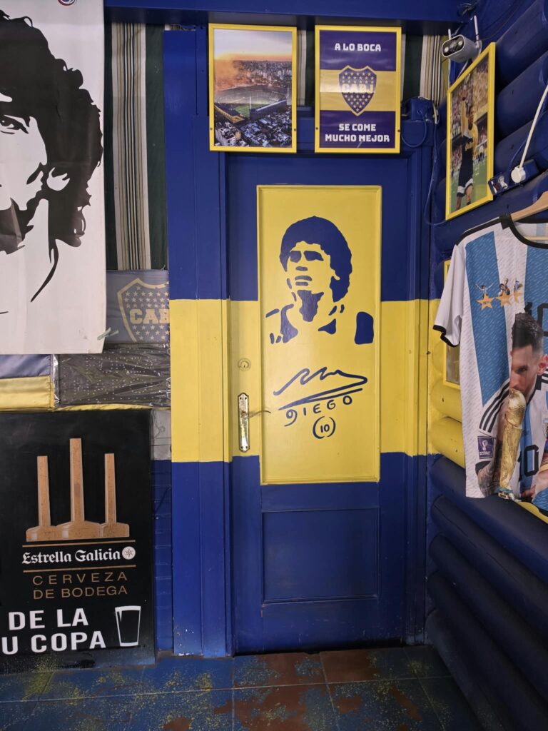 Detalles de la decoración y recuerdos del fútbol argentino