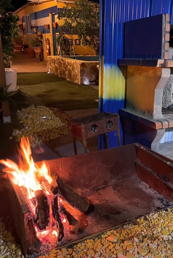 Fuego de la parrilla al anochecer en el asador