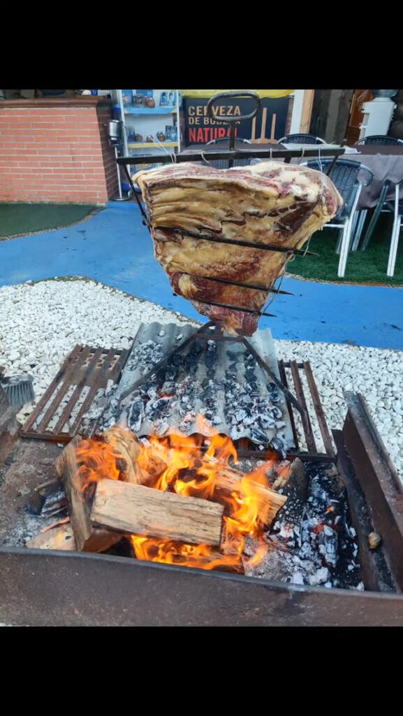 Asado a la estaca junto al fuego
