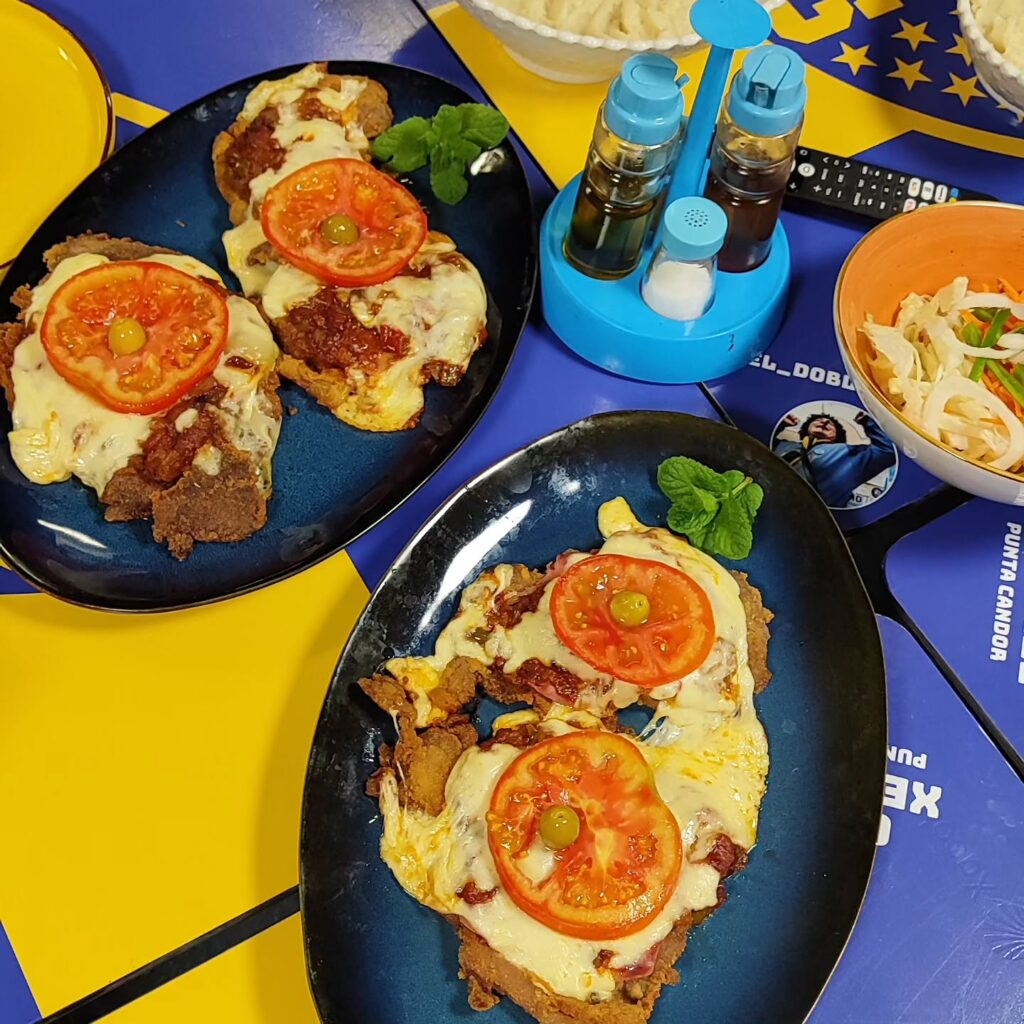 Milanesas servidas en la mesa del asador