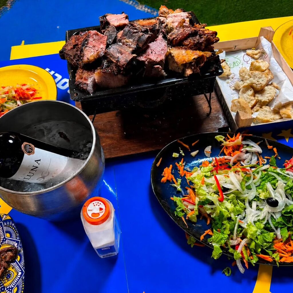 Carne y ensalada servidas sobre una mesa azul y amarilla