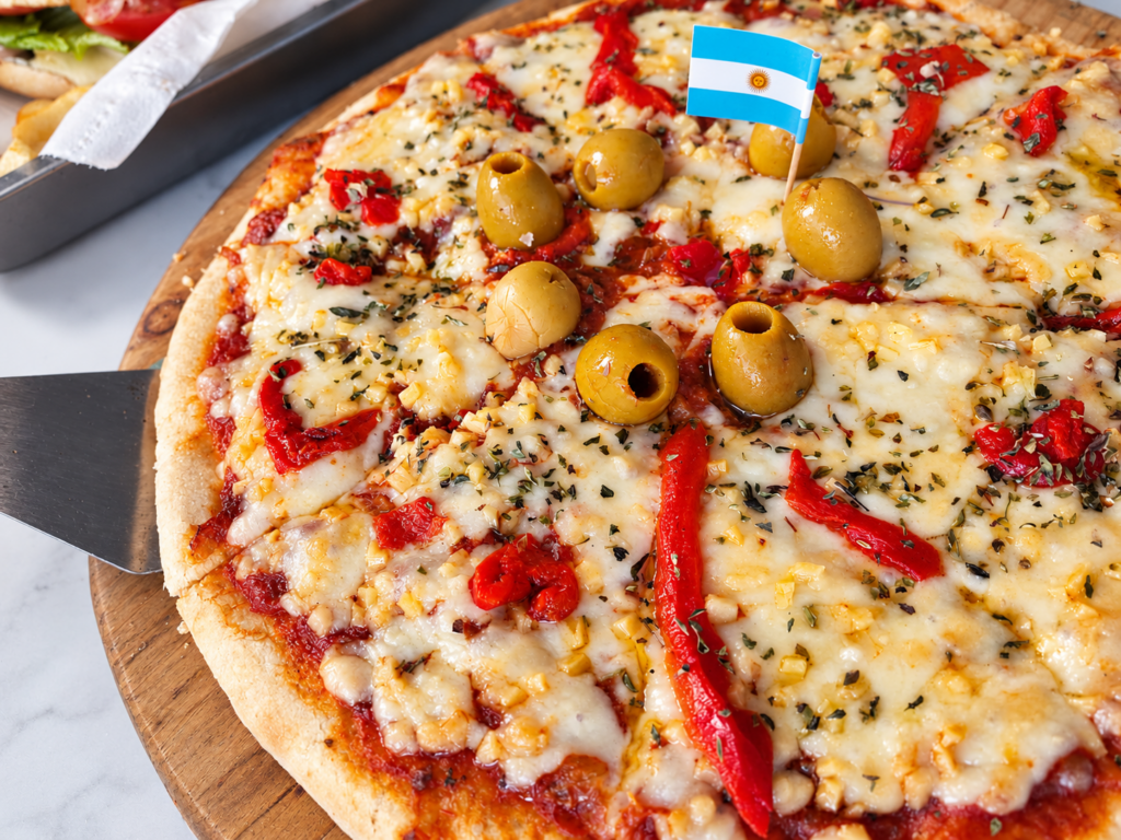 Pizza de aceitunas y pimientos rojos