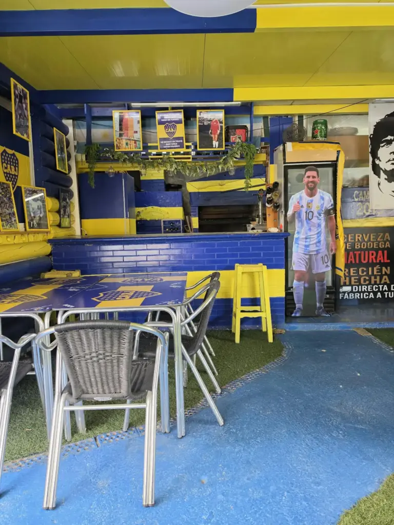 Vista del salón azul y amarillo de Asador Xeneize