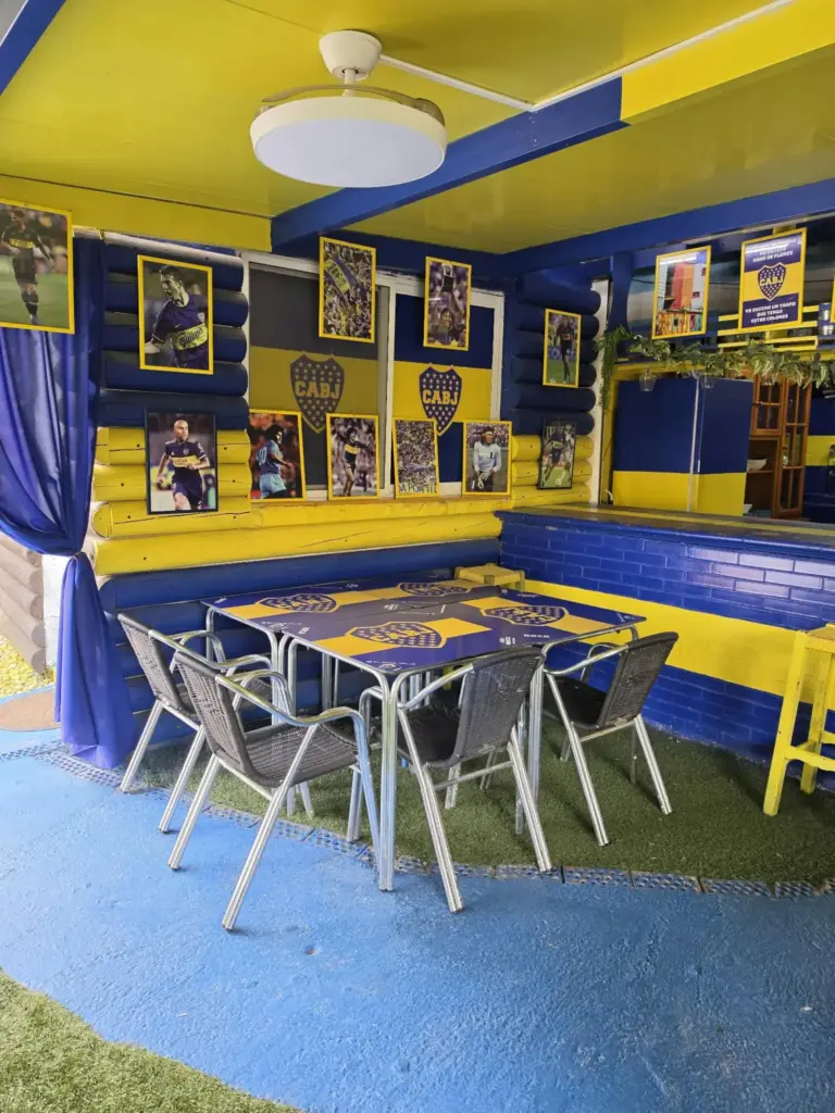 Mesas y decoración azul y amarilla del salón